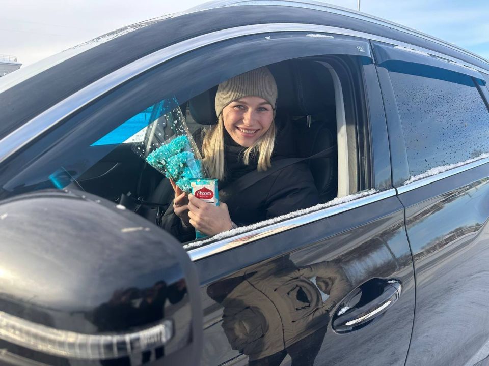 В Усолье-Сибирском госавтоинспекторы совместно с общественниками поздравили автоледи с Днем матери В Усолье-Сибирском госавтоинспекторы совместно с общественниками поздравили автоледи с Днем матери