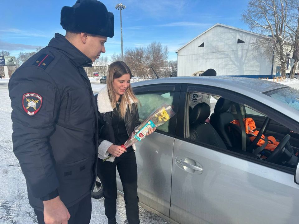 В Усолье-Сибирском госавтоинспекторы совместно с общественниками поздравили автоледи с Днем матери В Усолье-Сибирском госавтоинспекторы совместно с общественниками поздравили автоледи с Днем матери
