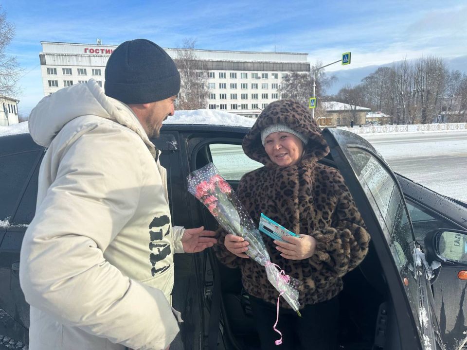 В Усолье-Сибирском госавтоинспекторы совместно с общественниками поздравили автоледи с Днем матери В Усолье-Сибирском госавтоинспекторы совместно с общественниками поздравили автоледи с Днем матери