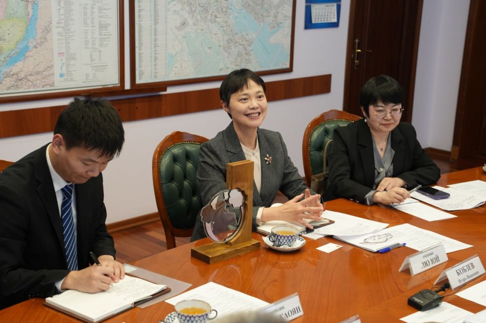 Губернатор Приангарья встретился с вновь назначенным Генеральным консулом КНР в Иркутске Губернатор Приангарья встретился с вновь назначенным Генеральным консулом КНР в Иркутске