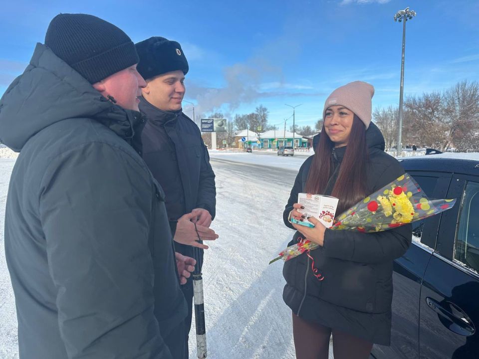 В Усолье-Сибирском госавтоинспекторы совместно с общественниками поздравили автоледи с Днем матери В Усолье-Сибирском госавтоинспекторы совместно с общественниками поздравили автоледи с Днем матери