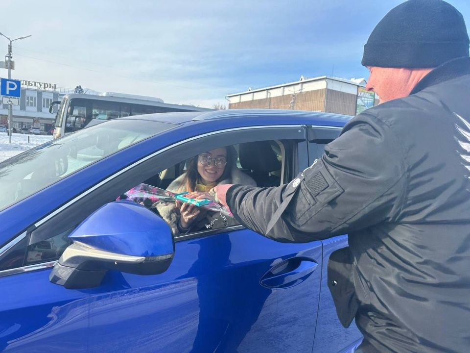 В Усолье-Сибирском госавтоинспекторы совместно с общественниками поздравили автоледи с Днем матери В Усолье-Сибирском госавтоинспекторы совместно с общественниками поздравили автоледи с Днем матери