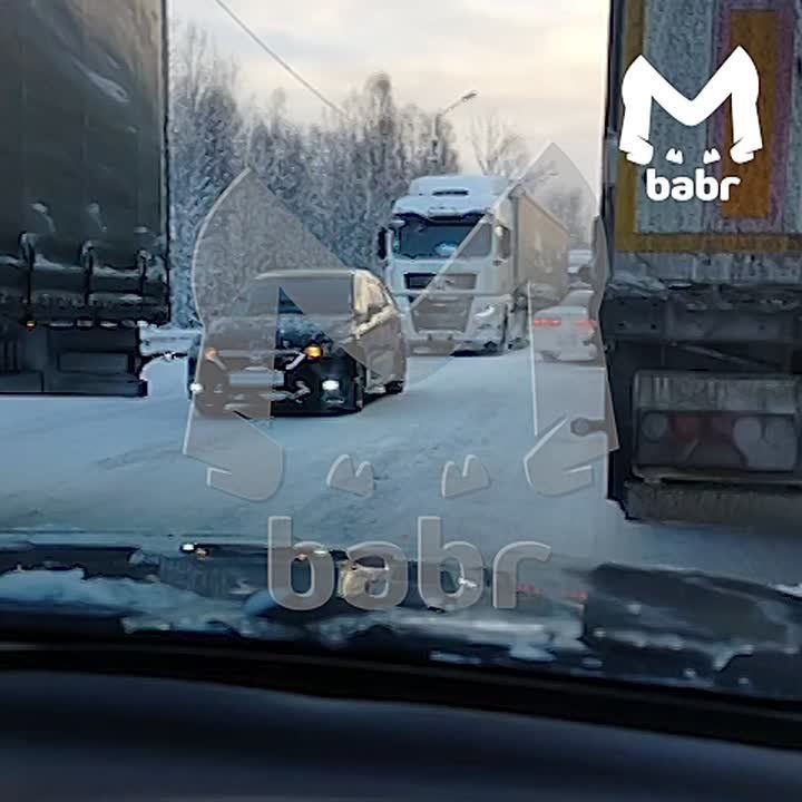 Сотни людей застряли на трассе "Байкал"