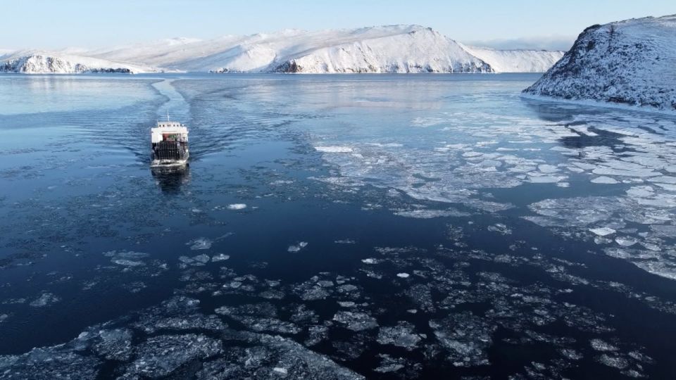 Паромная переправа на Ольхон сегодня работала с перебоями