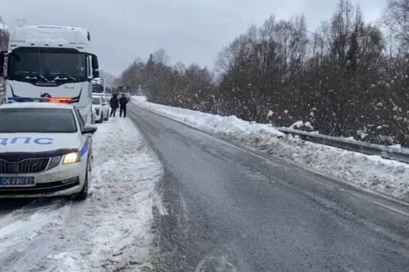 Многокилометровая пробка на трассе «Байкал» 1 декабря парализовала движение
