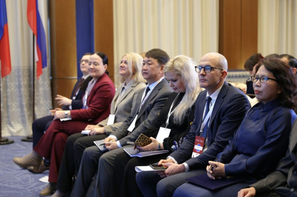 Первый форум регионов России и Монголии объединил представителей 14 регионов и аймаков двух стран Первый форум регионов России и Монголии объединил представителей 14 регионов и аймаков двух стран