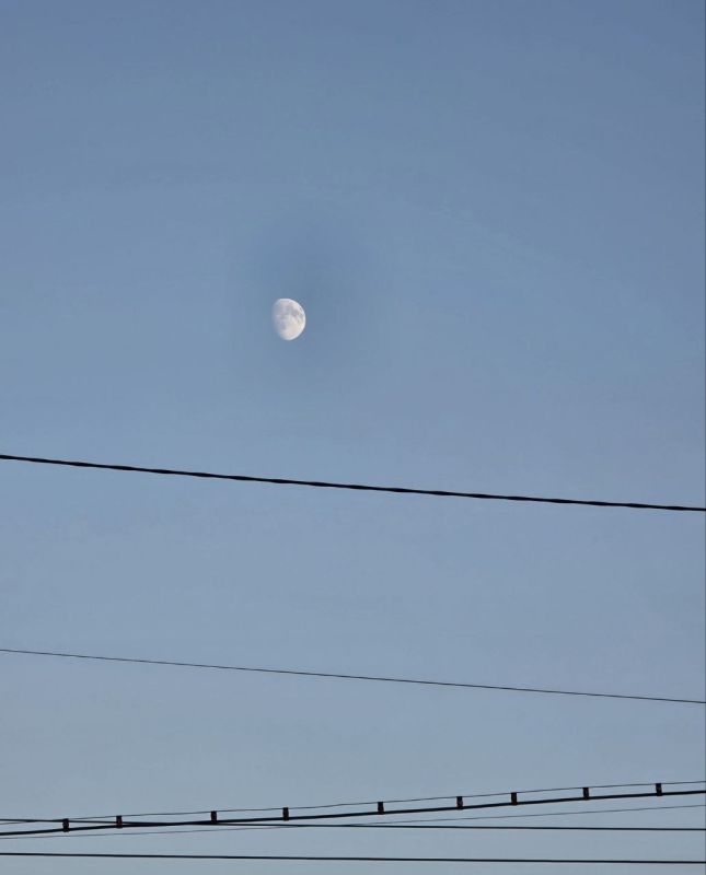 Посмотрите на небо, как четко видно луну сегодня Посмотрите на небо, как четко видно луну сегодня