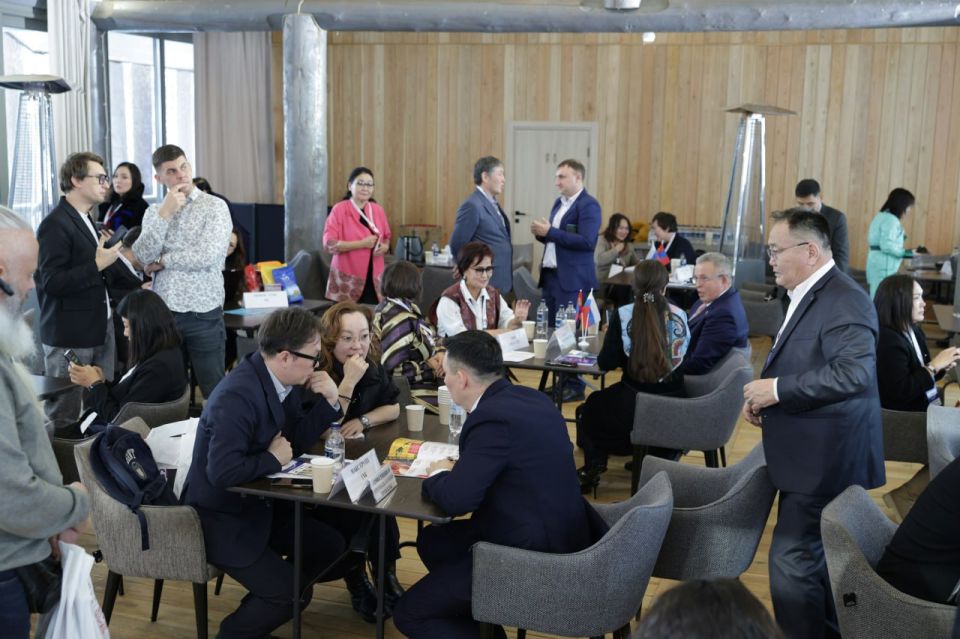 Первый форум регионов России и Монголии объединил представителей 14 регионов и аймаков двух стран Первый форум регионов России и Монголии объединил представителей 14 регионов и аймаков двух стран