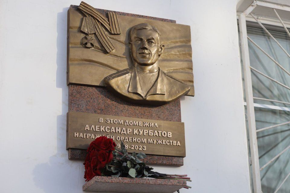 В Иркутске открыли Мемориальную доску кавалеру ордена Мужества Александру Курбатову