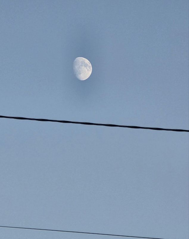 Посмотрите на небо, как четко видно луну сегодня