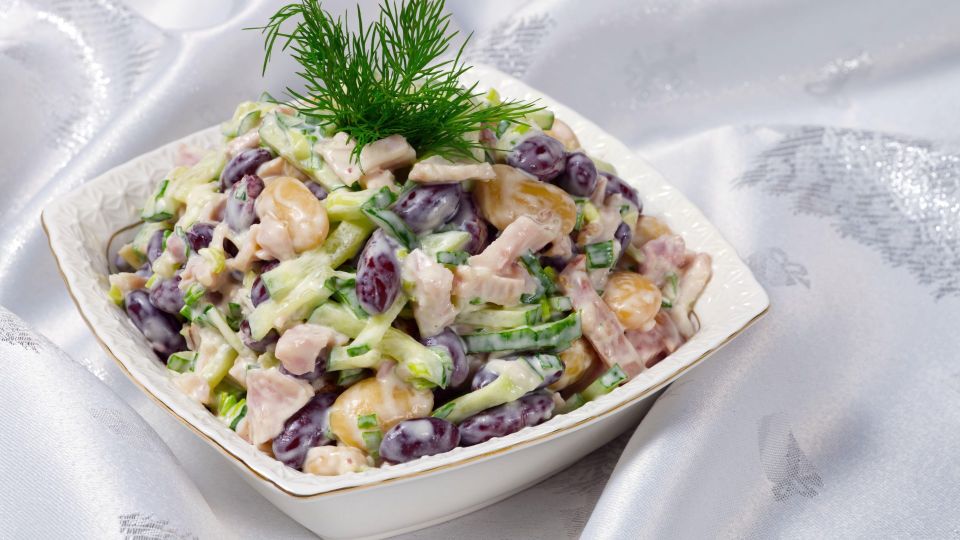 Этот салат-пятиминутка затмит любой «Цезарь»: готовится просто и тает во рту