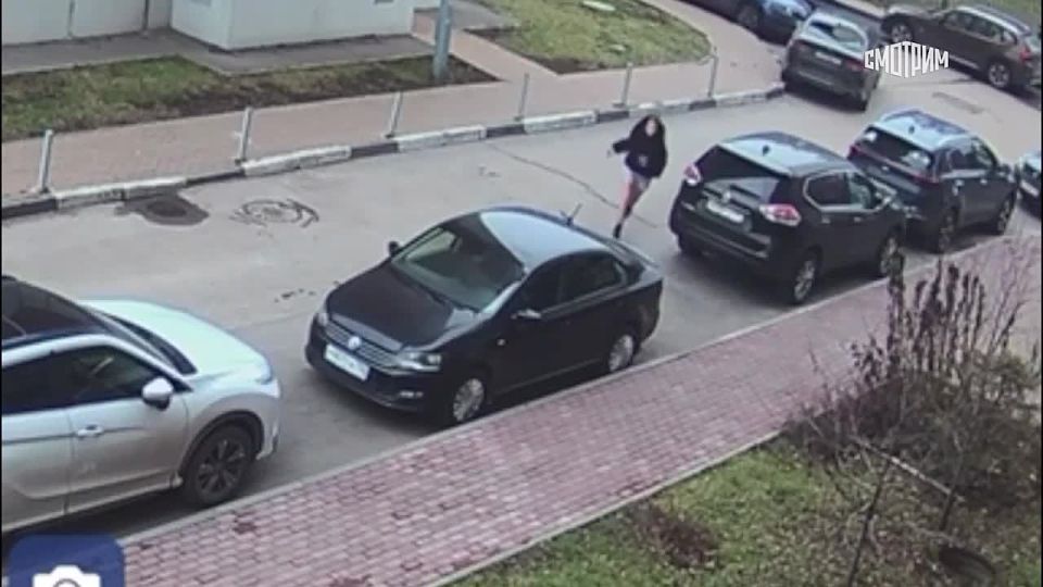 Новости других регионов. В Балашихе девушка разбила припаркованную машину крышкой канализационного люка