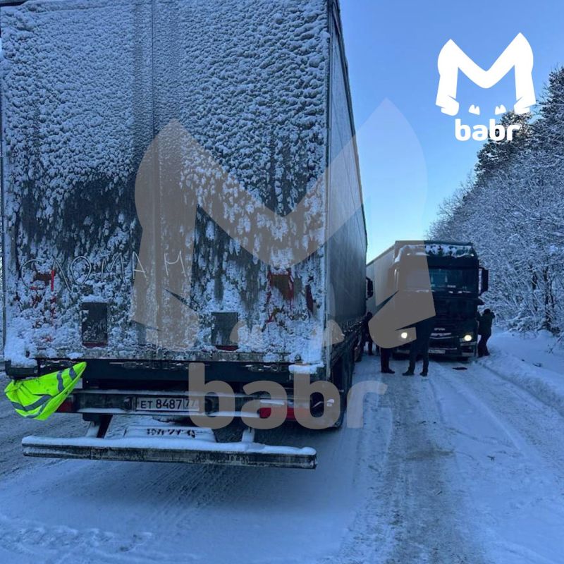 Одна из причин мегапробки на трассе "Байкал" — фура, которую водитель бросил посреди дороги Одна из причин мегапробки на трассе "Байкал" — фура, которую водитель бросил посреди дороги