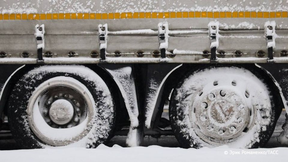 Движение на федеральной трассе Р-258 «Байкал» в Шелеховском и Слюдянском районах Иркутской области, где сложилась сложная дорожная обстановка и возникла большая пробка, ограничено для большегрузов