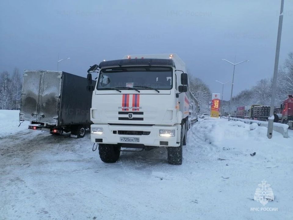 Около 10 тыс. грузовиков и легковых машин скопилось на федеральной трассе «Байкал» в Слюдянском районе Иркутской области, где из-за непогоды и ДТП сложилась сложная дорожная обстановка