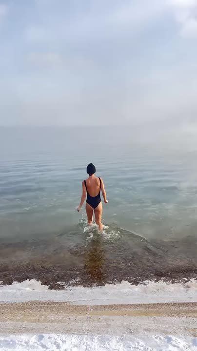 Зубы стучат от холода только от просмотра этих фото и видео! А иркутские моржи так встречают зиму