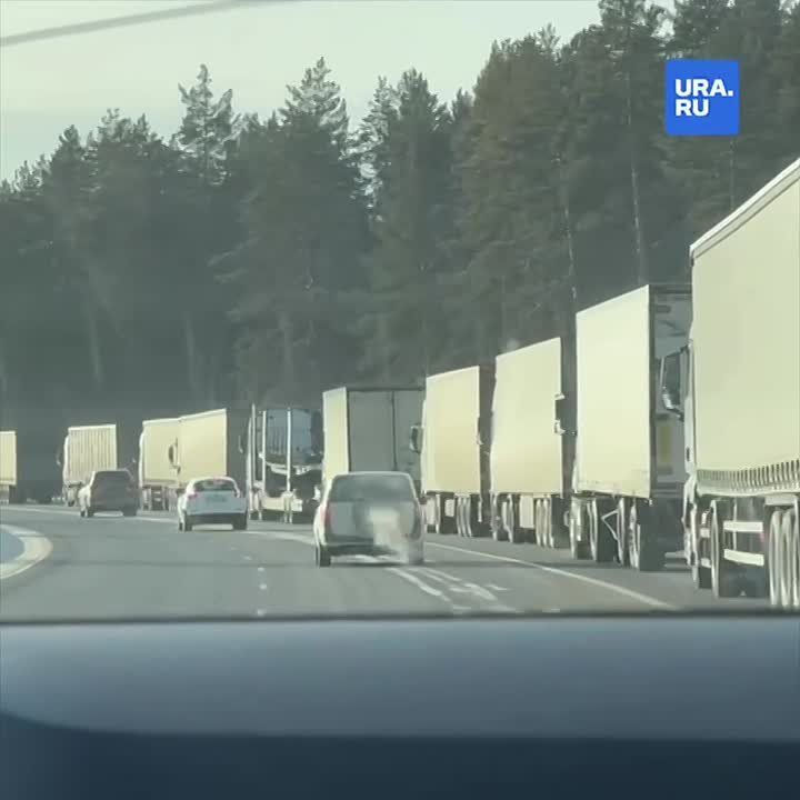 Около 350 грузовиков застряли в пробке в Иркутской области