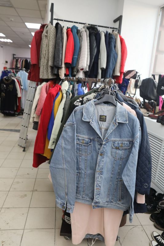 Давайте меняться. Где в Иркутске можно сдать одежду и предметы обихода? «Люди приходят сюда снова и радуются, когда узнают, что принесенное ими уже забрали. Так наш проект помогает расхламляться, существенно экономить и... Давайте меняться. Где в Иркутске можно сдать одежду и предметы обихода? «Люди приходят сюда снова и радуются, когда узнают, что принесенное ими уже забрали. Так наш проект помогает расхламляться, существенно экономить и...