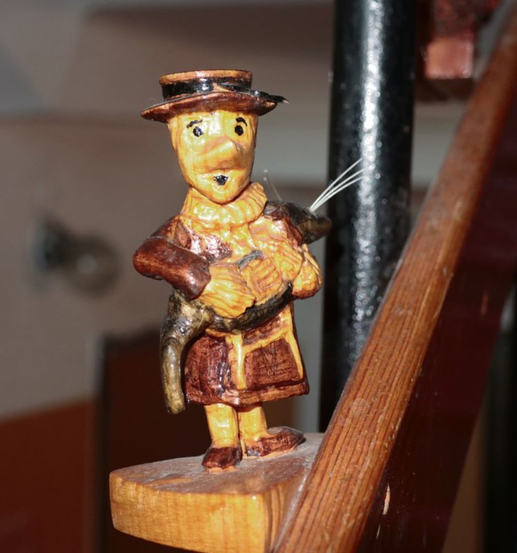 Живут словно в музее: иркутяне с улицы Ломоносова, не сговариваясь, украсили подъезды своих домов картинами и резными фигурками из дерева Живут словно в музее: иркутяне с улицы Ломоносова, не сговариваясь, украсили подъезды своих домов картинами и резными фигурками из дерева