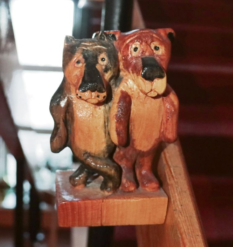 Живут словно в музее: иркутяне с улицы Ломоносова, не сговариваясь, украсили подъезды своих домов картинами и резными фигурками из дерева Живут словно в музее: иркутяне с улицы Ломоносова, не сговариваясь, украсили подъезды своих домов картинами и резными фигурками из дерева