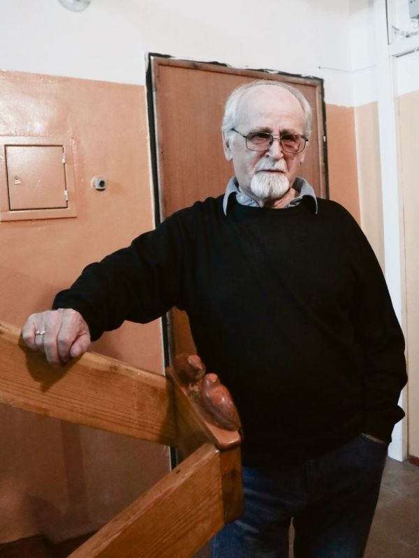 Живут словно в музее: иркутяне с улицы Ломоносова, не сговариваясь, украсили подъезды своих домов картинами и резными фигурками из дерева Живут словно в музее: иркутяне с улицы Ломоносова, не сговариваясь, украсили подъезды своих домов картинами и резными фигурками из дерева