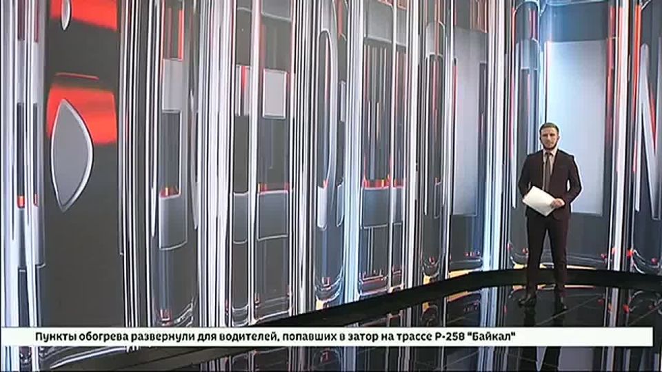 На выручку друг другу приходят водители, которые уже вторые сутки простаивают в дорожном заторе на трассе Р-258 «Байкал»