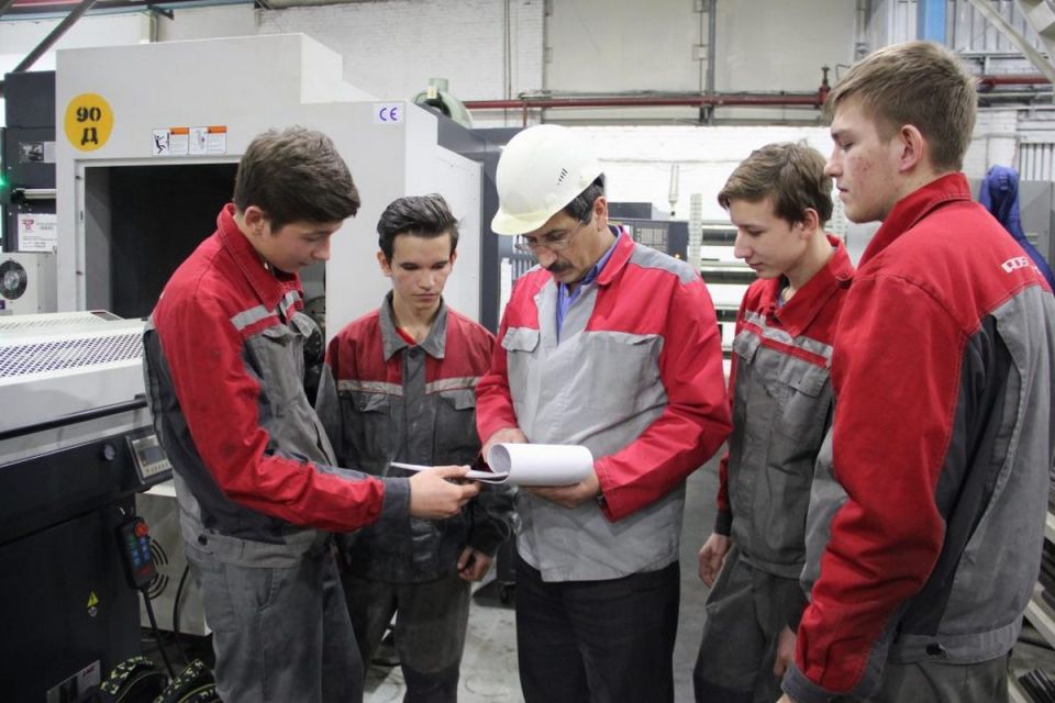 Президент России Владимир Путин подписал закон о бесплатном профессиональном обучении школьников, которые не сдали ГИА