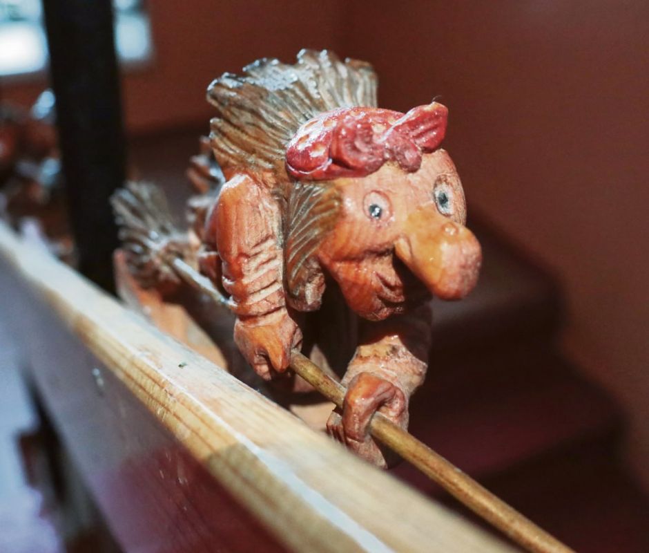 Живут словно в музее: иркутяне с улицы Ломоносова, не сговариваясь, украсили подъезды своих домов картинами и резными фигурками из дерева Живут словно в музее: иркутяне с улицы Ломоносова, не сговариваясь, украсили подъезды своих домов картинами и резными фигурками из дерева