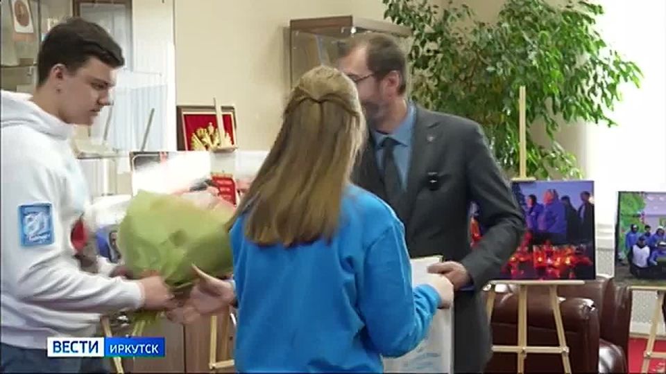 Фотовыставку в честь 10-летия движения «Волонтеры Победы» открыли в Заксобрании Иркутской области