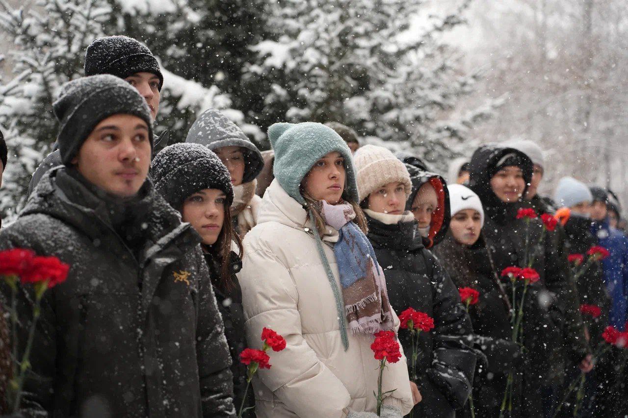 Память выпускника школы 26, участника СВО Михаила Зуева увековечили в Иркутске Память выпускника школы 26, участника СВО Михаила Зуева увековечили в Иркутске