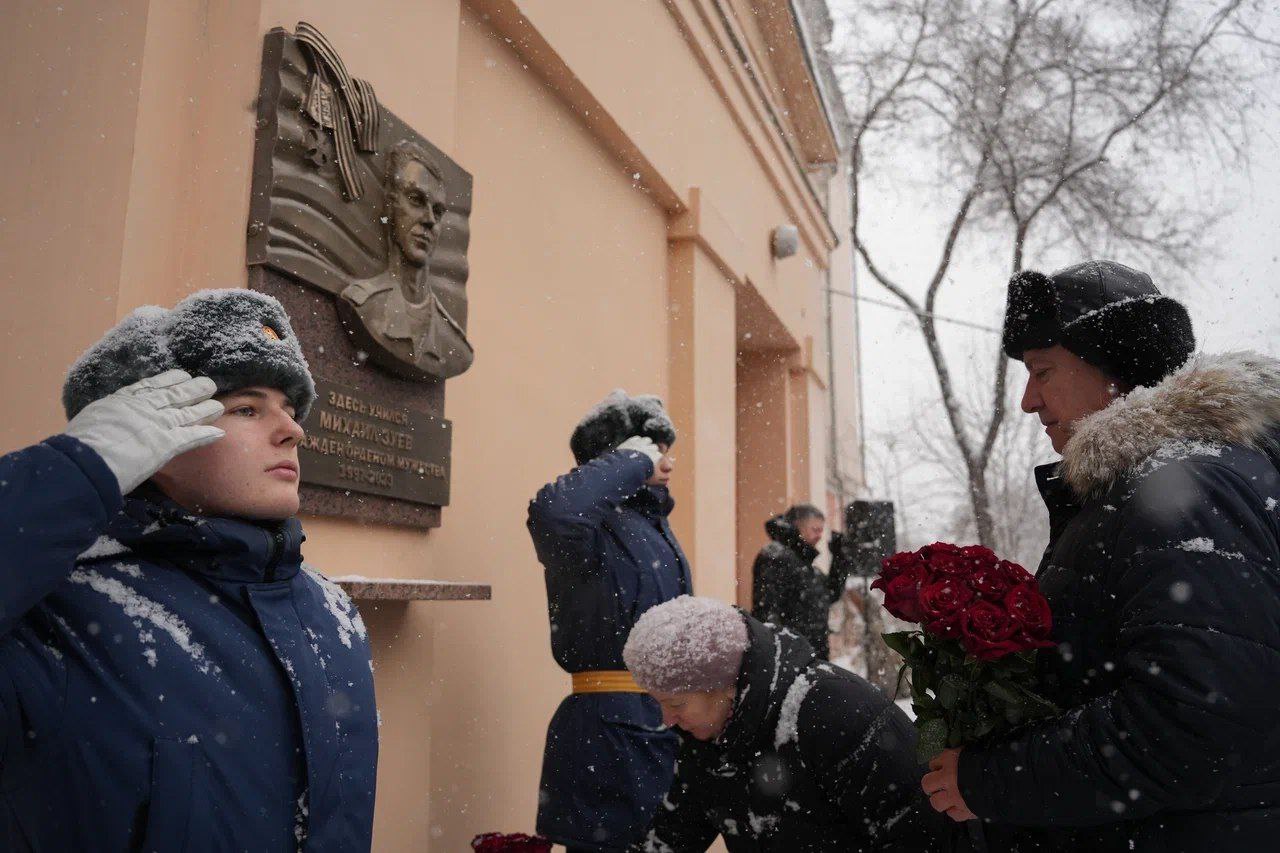 Память выпускника школы 26, участника СВО Михаила Зуева увековечили в Иркутске Память выпускника школы 26, участника СВО Михаила Зуева увековечили в Иркутске