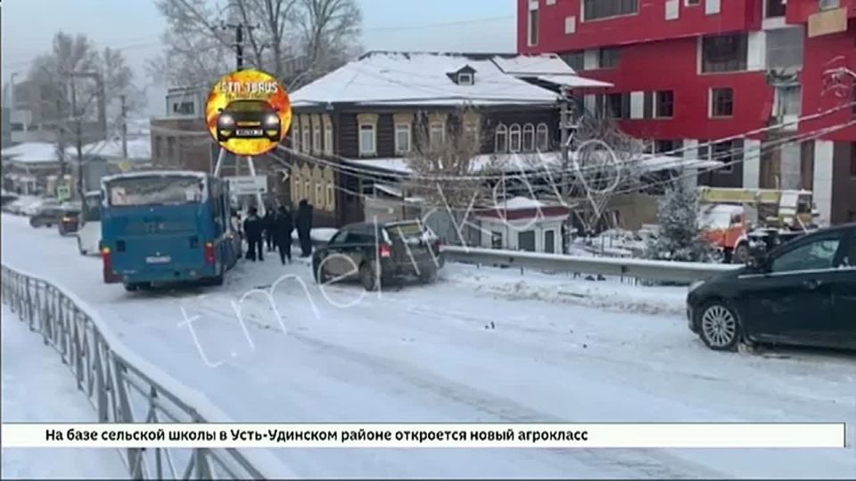 Пробка сегодня образовалась в центре города из-за массовой аварии