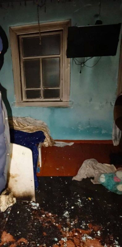 Облил пол бензином и подпер дверь ломом Облил пол бензином и подпер дверь ломом