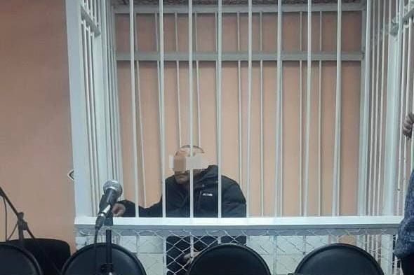 Облил пол бензином и подпер дверь ломом