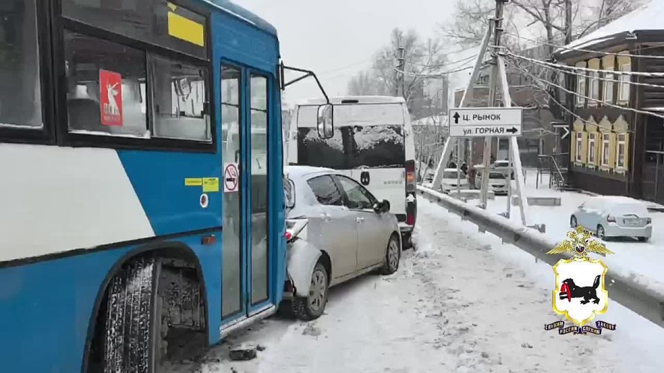 В Иркутске полицейские работают на месте ДТП с участием 9 автомобилей