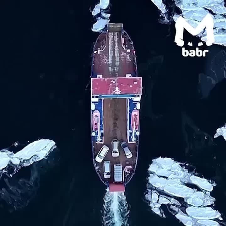 Бесконечно можно смотреть на три вещи — на огонь, на воду и на то, как паром рассекает байкальские льды