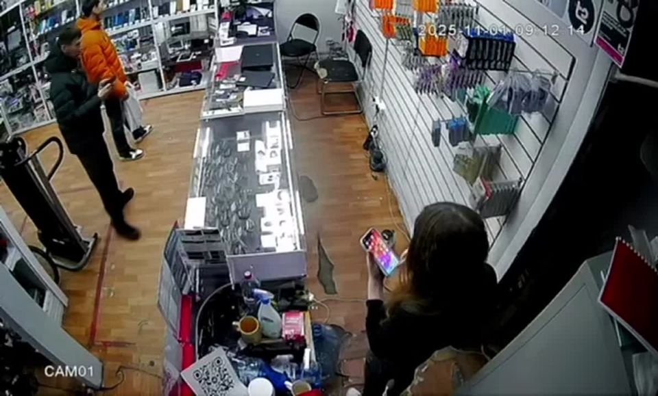 В Шелехове полицейские разыскивают граждан, похитивших смартфон из скупки