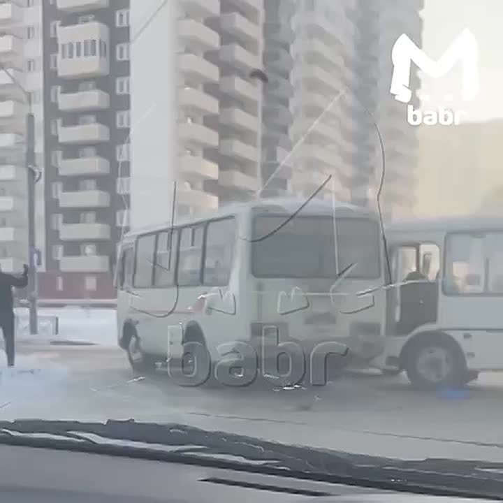 Два пассажирских ПАЗика не поделили дорогу в Ново-Ленино