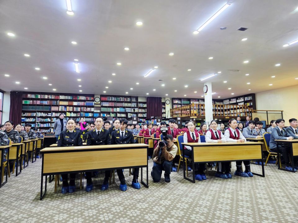 28 ноября с.г. дипломаты Посольства России в Монголии во главе с Чрезвычайным и Полномочным Послом А.Н.Евсиковым посетили Университет «Их засаг» по приглашению ректора Н.Ням-Осора 28 ноября с.г. дипломаты Посольства России в Монголии во главе с Чрезвычайным и Полномочным Послом А.Н.Евсиковым посетили Университет «Их засаг» по приглашению ректора Н.Ням-Осора