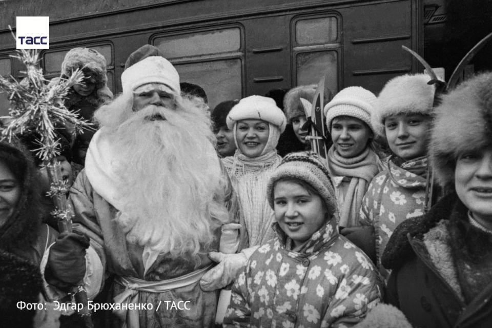 #архив_ТАСС_Сибирь. Дед Мороз, Снегурочка и любители активного отдыха готовятся к прогулке на лыжах