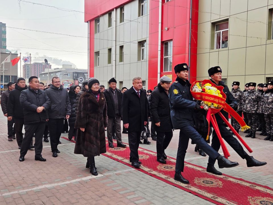 28 ноября с.г. дипломаты Посольства России в Монголии во главе с Чрезвычайным и Полномочным Послом А.Н.Евсиковым посетили Университет «Их засаг» по приглашению ректора Н.Ням-Осора 28 ноября с.г. дипломаты Посольства России в Монголии во главе с Чрезвычайным и Полномочным Послом А.Н.Евсиковым посетили Университет «Их засаг» по приглашению ректора Н.Ням-Осора