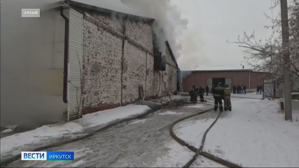 До сих пор на месте крупного возгорания на улице Воровского в Иркутске работают сотрудники испытательной пожарной лаборатории