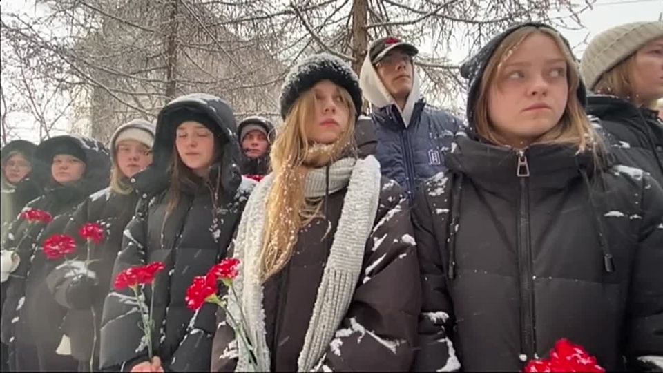 Мемориальную доску участнику специальной военной операции, кавалеру ордена Мужества Михаилу Зуеву открыли в иркутской школе № 26