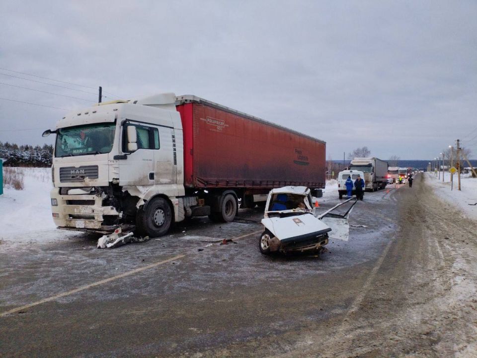 Три человека погибли в ДТП с участием грузовика в Красноярском крае — сообщили в пресс-службе регионального МВД