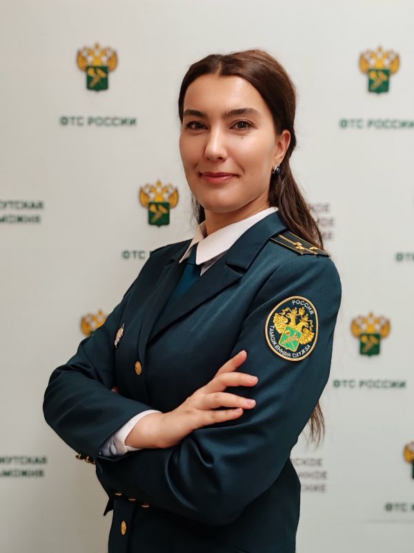 Ведущий инспектор отдела таможенного оформления и таможенного контроля таможенного поста Аэропорт Иркутск Иркутской таможни, старший лейтенант таможенной службы анна Каськив - новая участница фотоконкурса «Краса Иркутской...