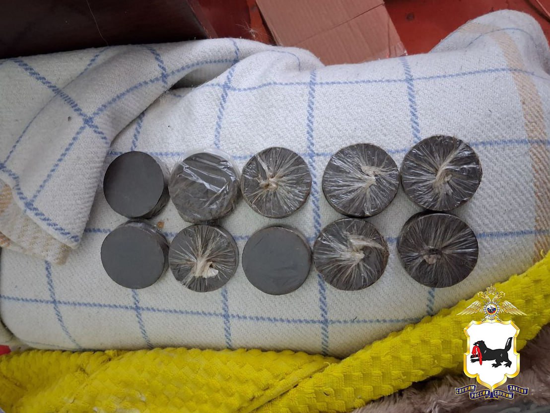 В Шелехове полицейские задержали женщину, хранившую у себя дома крупную партию наркотиков с целью последующего сбыта