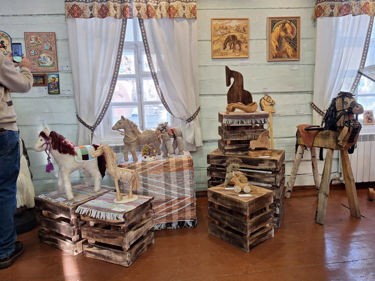 В Иркутске открылась выставка декоративно-прикладного искусства «Наш конек» В Иркутске открылась выставка декоративно-прикладного искусства «Наш конек»