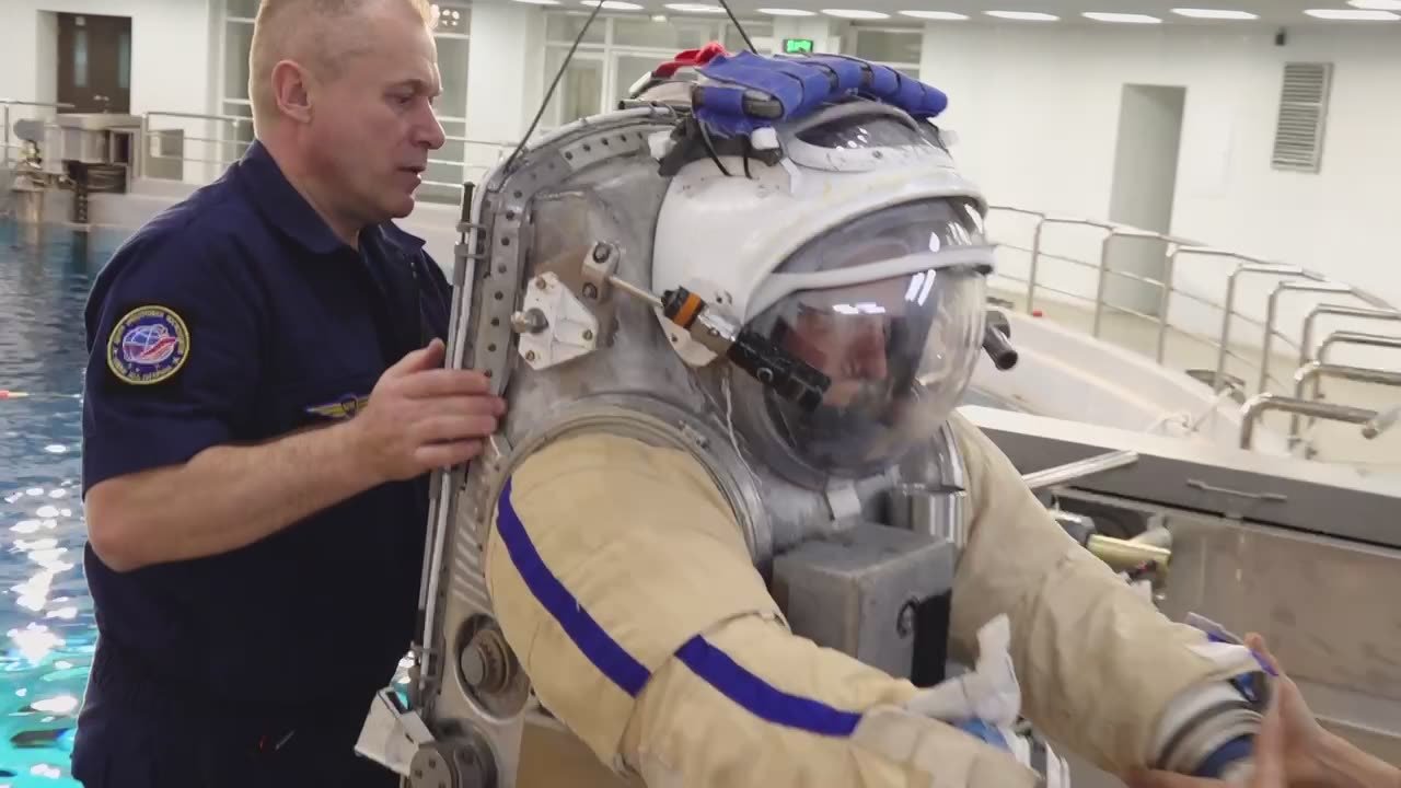 В ожидании первых новостей от экипажа МКС-74 и нашего земляка Сергея Микаева смотрим, как тренируются космонавты