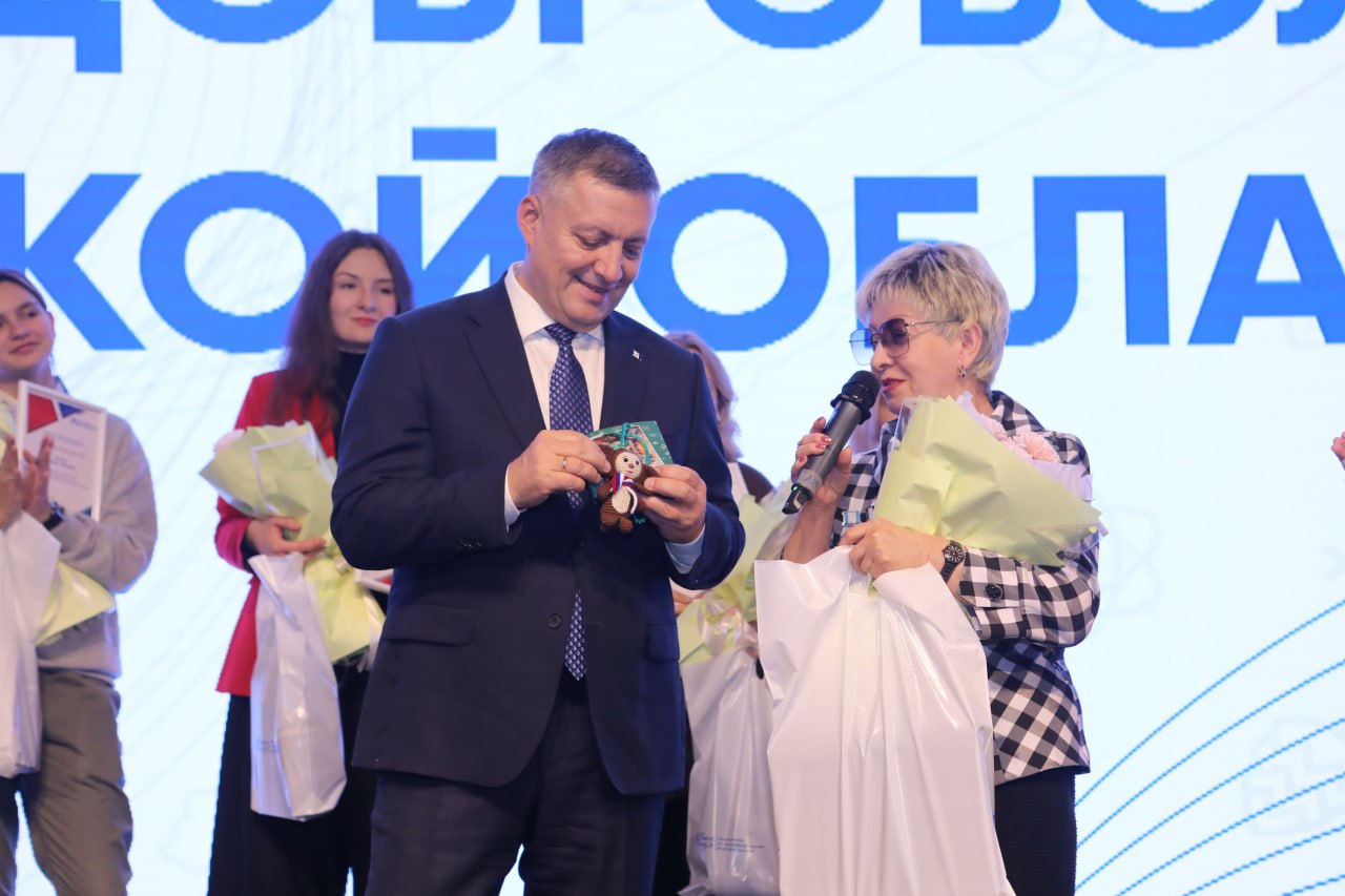 Губернатор Игорь Кобзев вручил награды лучшим участникам добровольческого движения Иркутской области Губернатор Игорь Кобзев вручил награды лучшим участникам добровольческого движения Иркутской области