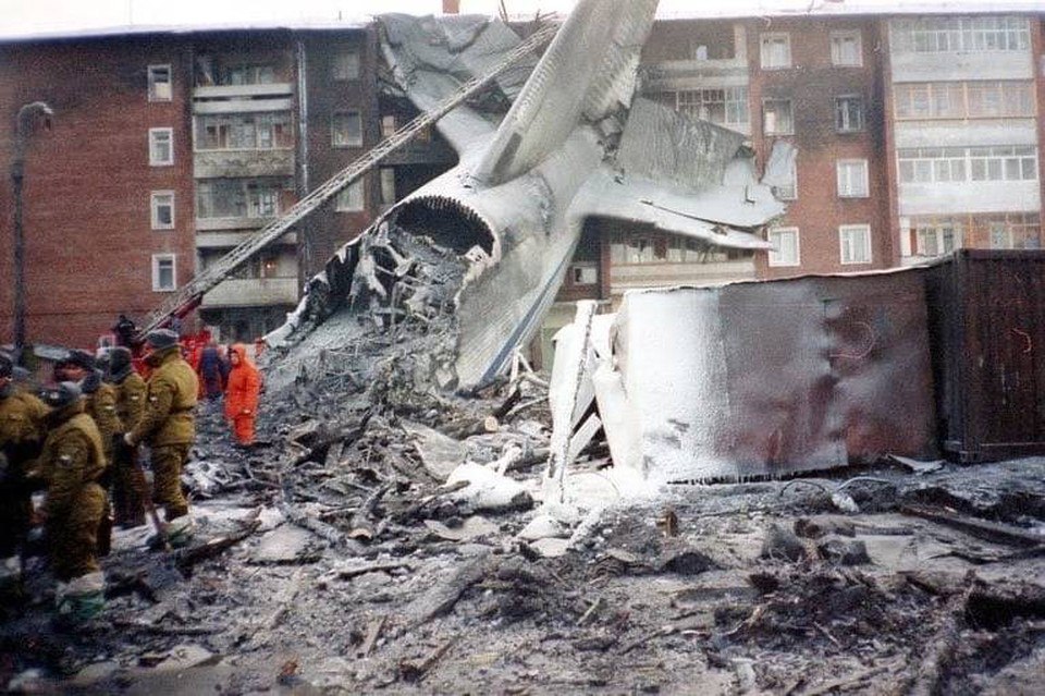 Огромный хвост самолета лежит на пятиэтажке